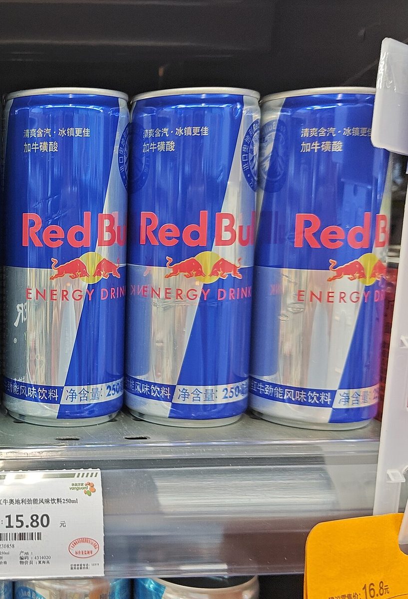 Банки Red Bull Energy Drink